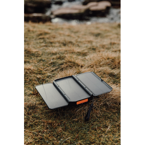 Powerbank dépliée posée au sol en extérieur sans personnalisation visible