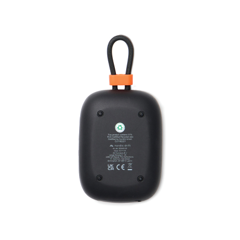 Enceinte vue de dos sur fond neutre avec vis apparentes et informations techniques, sans marquage visible