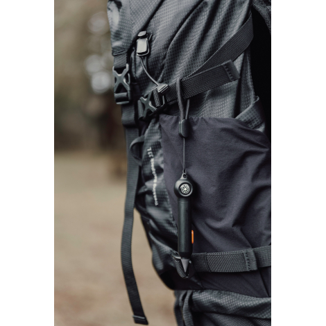 Crayon infini suspendu à un sac à dos via une dragonne sans personnalisation visible