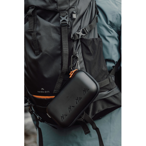 Étui rigide attaché à un sac à dos en extérieur sans personnalisation visible