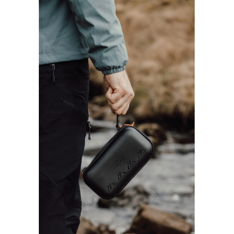 Étui rigide tenu à la main en extérieur sans marquage visible