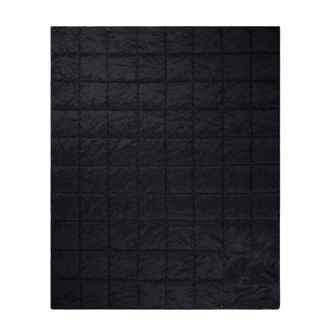 Couverture entièrement déployée en format carré avec motif matelassé sur fond neutre sans personnalisation visible