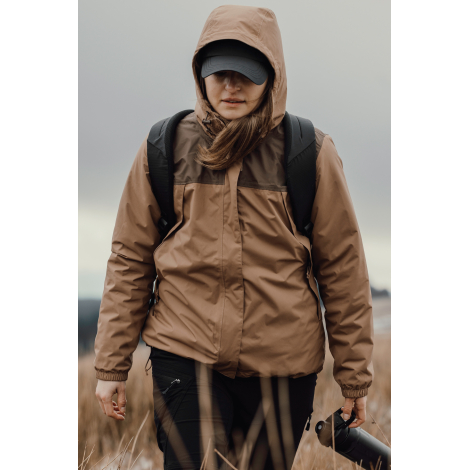 Casquette portée par une femme avec sac à dos en extérieur sans marquage visible