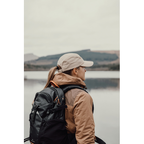 Casquette beige portée par une femme vue de profil en extérieur sans personnalisation apparente