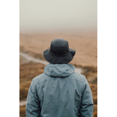 Bob noir porté par une personne vue de dos en extérieur sans personnalisation apparente