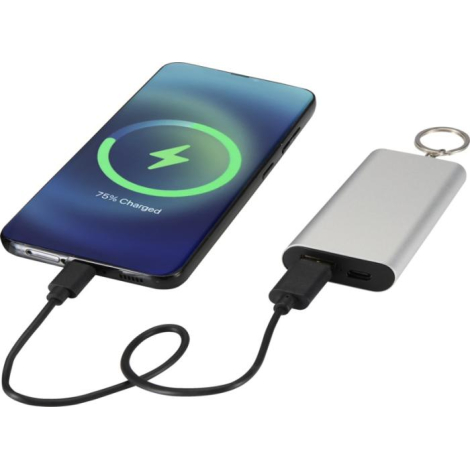 Batterie de secours utilisée avec un smartphone en charge, présentée en situation, sans personnalisation visible sur les surface