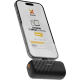 Batterie de secours en cours d’utilisation avec smartphone en charge, sans personnalisation apparente.