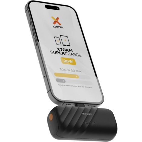 Batterie de secours en cours d’utilisation avec smartphone en charge, sans personnalisation apparente.