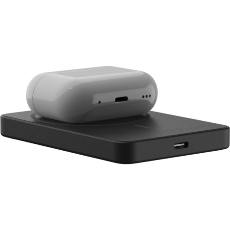 Batterie sans fil utilisée avec des écouteurs posés dessus, sans personnalisation apparente.