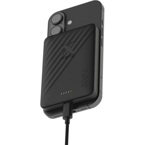 Batterie sans fil fixée au dos d’un smartphone avec câble connecté, sans marquage visible.