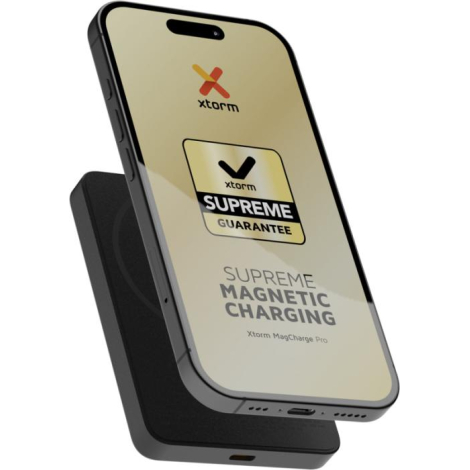 Smartphone posé sur la batterie sans fil illustrant la recharge magnétique, sans personnalisation visible.