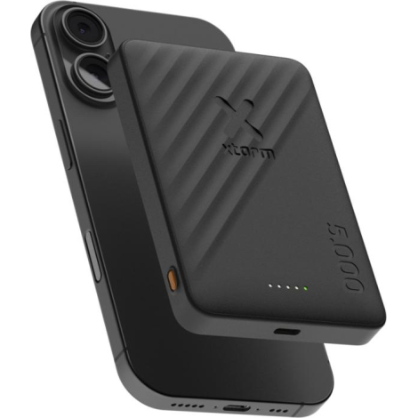 Batterie sans fil fixée à un smartphone mettant en avant son format compact, sans marquage apparent.