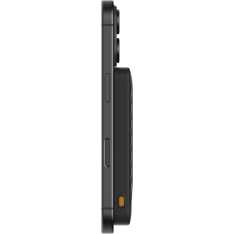 Vue de profil de la batterie fixée à un smartphone, soulignant son épaisseur, sans marquage visible.