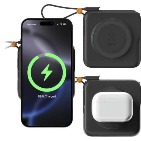 Chargeur utilisé avec smartphone et écouteurs en recharge simultanée, sans personnalisation visible.