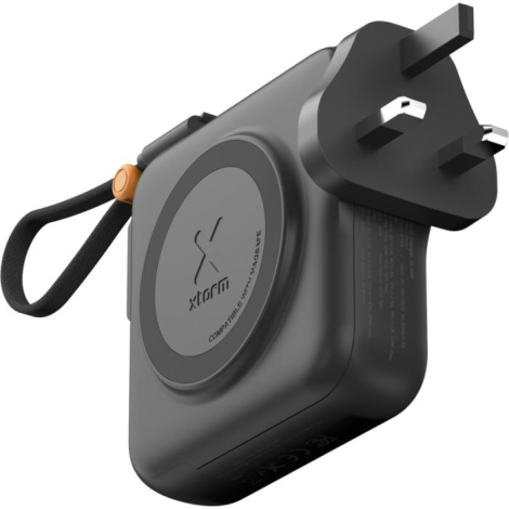 Chargeur avec prise britannique installée, montrant une autre configuration secteur, sans personnalisation visible.
