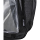 Zoom sur un sac à dos noir montrant une couture et une étiquette latérale, sans marquage visible.
