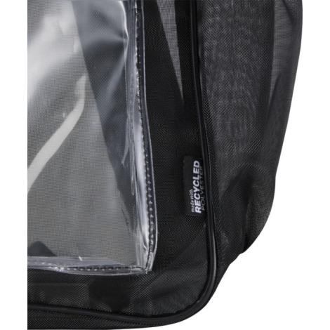 Zoom sur un sac à dos noir montrant une couture et une étiquette latérale, sans marquage visible.