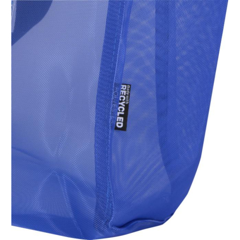 Zoom sur un sac bleu montrant la texture du matériau en maille et une étiquette latérale, sans marquage visible.