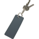 Porte-clés rectangulaire à l’aspect cuir avec finition mate, attaché à un trousseau de clés par un anneau métallique, sans marqu
