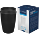 Gobelet noir avec couvercle assorti présenté à côté de son packaging en carton imprimé, sans marquage visible sur le gobelet. Le