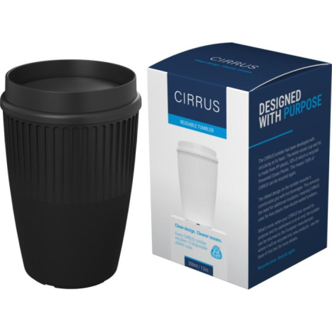 Gobelet noir avec couvercle assorti présenté à côté de son packaging en carton imprimé, sans marquage visible sur le gobelet. Le