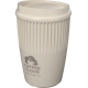 Gobelet beige avec couvercle assorti et relief vertical sur la partie supérieure, présenté avec une personnalisation visible sur