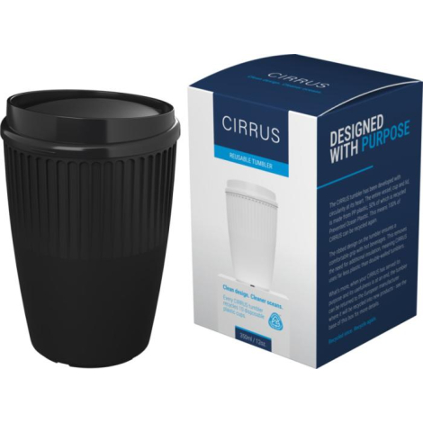 Gobelet noir avec couvercle assorti présenté à côté de son packaging en carton imprimé, sans marquage apparent sur le gobelet. L