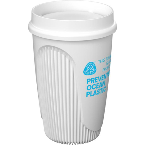 Gobelet blanc avec couvercle assorti, montré de trois quarts avec une personnalisation apparente sur la face extérieure.