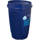 Gobelet bleu avec couvercle assorti montré de trois quarts, avec une personnalisation visible sur la face extérieure du produit.