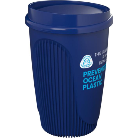 Gobelet bleu avec couvercle assorti montré de trois quarts, avec une personnalisation visible sur la face extérieure du produit.