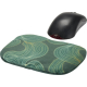 Repose-poignets pour souris avec motif imprimé présenté à côté d’une souris, avec personnalisation visible sur la surface textil Repose-poignets pour souris avec motif imprimé présenté à côté d’une souris, avec personnalisation visible sur la surface textil