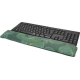 Repose-poignets pour clavier avec surface textile imprimée d’un motif ondulé, présenté avec un clavier posé dessus, avec personn