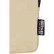 Zoom sur un étui beige en polyester recyclé avec étiquette latérale et texture textile visible, sans marquage apparent.