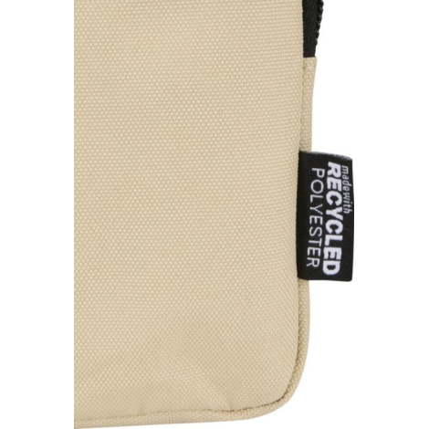 Zoom sur un étui beige en polyester recyclé avec étiquette latérale et texture textile visible, sans marquage apparent.