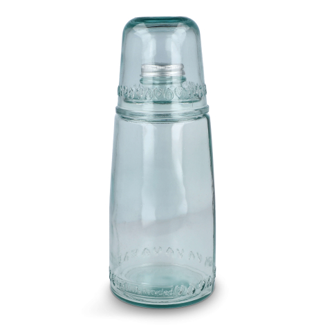 Carafe et verre en verre recyclé bleu clair présentés assemblés, sans marquage apparent.