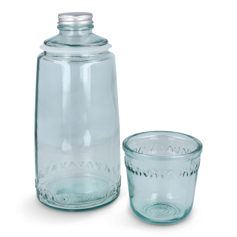Carafe et verre en verre recyclé bleu clair présentés séparément, sans personnalisation visible.