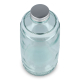 Vue de dessus d’une carafe en verre recyclé bleu clair avec bouchon métallique apparent, sans marquage visible. Vue de dessus d’une carafe en verre recyclé bleu clair avec bouchon métallique apparent, sans marquage visible.