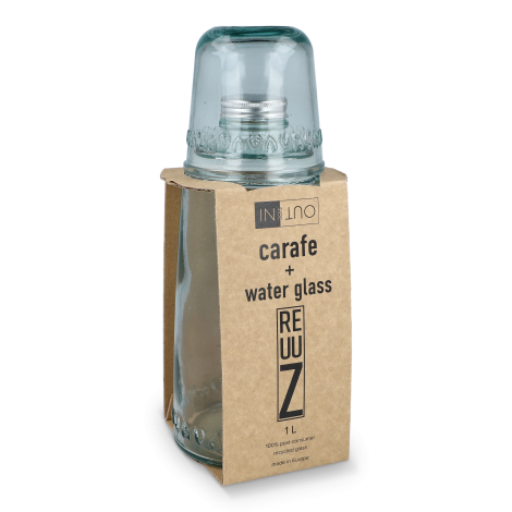 Ensemble carafe et verre présenté dans un packaging carton de trois quarts, sans marquage apparent.