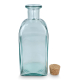Carafe en verre recyclé bleu clair avec bouchon en liège retiré, sans marquage apparent. Carafe en verre recyclé bleu clair avec bouchon en liège retiré, sans marquage apparent.
