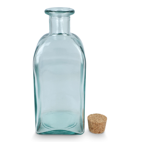 Carafe en verre recyclé bleu clair avec bouchon en liège retiré, sans marquage apparent.