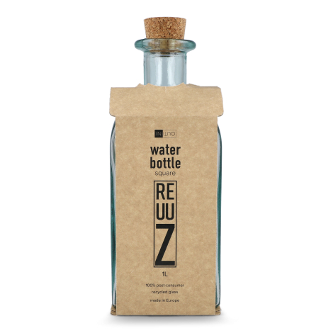 Carafe en verre recyclé bleu clair présentée dans son packaging carton, sans marquage visible.