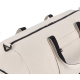 Vue rapprochée du dessus d’un sac de voyage beige avec fermeture zippée noire et poignées visibles, sans marquage apparent. Vue rapprochée du dessus d’un sac de voyage beige avec fermeture zippée noire et poignées visibles, sans marquage apparent.