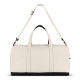 Vue arrière d’un sac de voyage beige avec bandoulière réglable visible, sans personnalisation apparente. Vue arrière d’un sac de voyage beige avec bandoulière réglable visible, sans personnalisation apparente.
