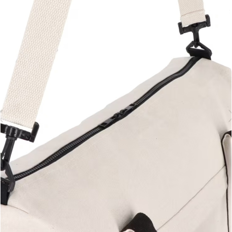 Vue rapprochée du dessus d’un sac de voyage beige avec fermeture zippée noire et bandoulière visible, sans personnalisation appa