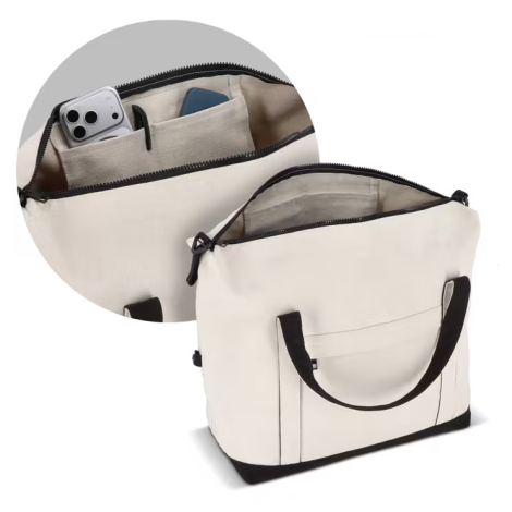 Sac de voyage beige présenté ouvert avec compartiments intérieurs visibles dans une vue rapprochée, sans marquage apparent.