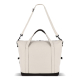 Vue arrière d’un sac de voyage beige avec bandoulière réglable visible, sans marquage apparent. Vue arrière d’un sac de voyage beige avec bandoulière réglable visible, sans marquage apparent.