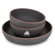 Ensemble de service composé de deux bols empilés dans une assiette creuse, avec personnalisation visible sur la face extérieure Ensemble de service composé de deux bols empilés dans une assiette creuse, avec personnalisation visible sur la face extérieure