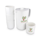 Ensemble composé d’une carafe blanche avec couvercle et de quatre tasses empilables, avec personnalisation visible sur la carafe Ensemble composé d’une carafe blanche avec couvercle et de quatre tasses empilables, avec personnalisation visible sur la carafe