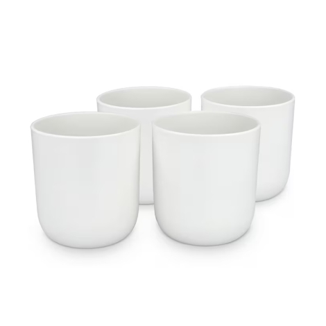 Quatre tasses blanches disposées côte à côte, présentées sans marquage visible sur leur surface extérieure.