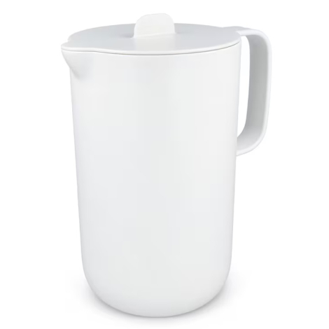 Vue de face d’une carafe blanche avec couvercle et poignée, présentée sans marquage visible.
